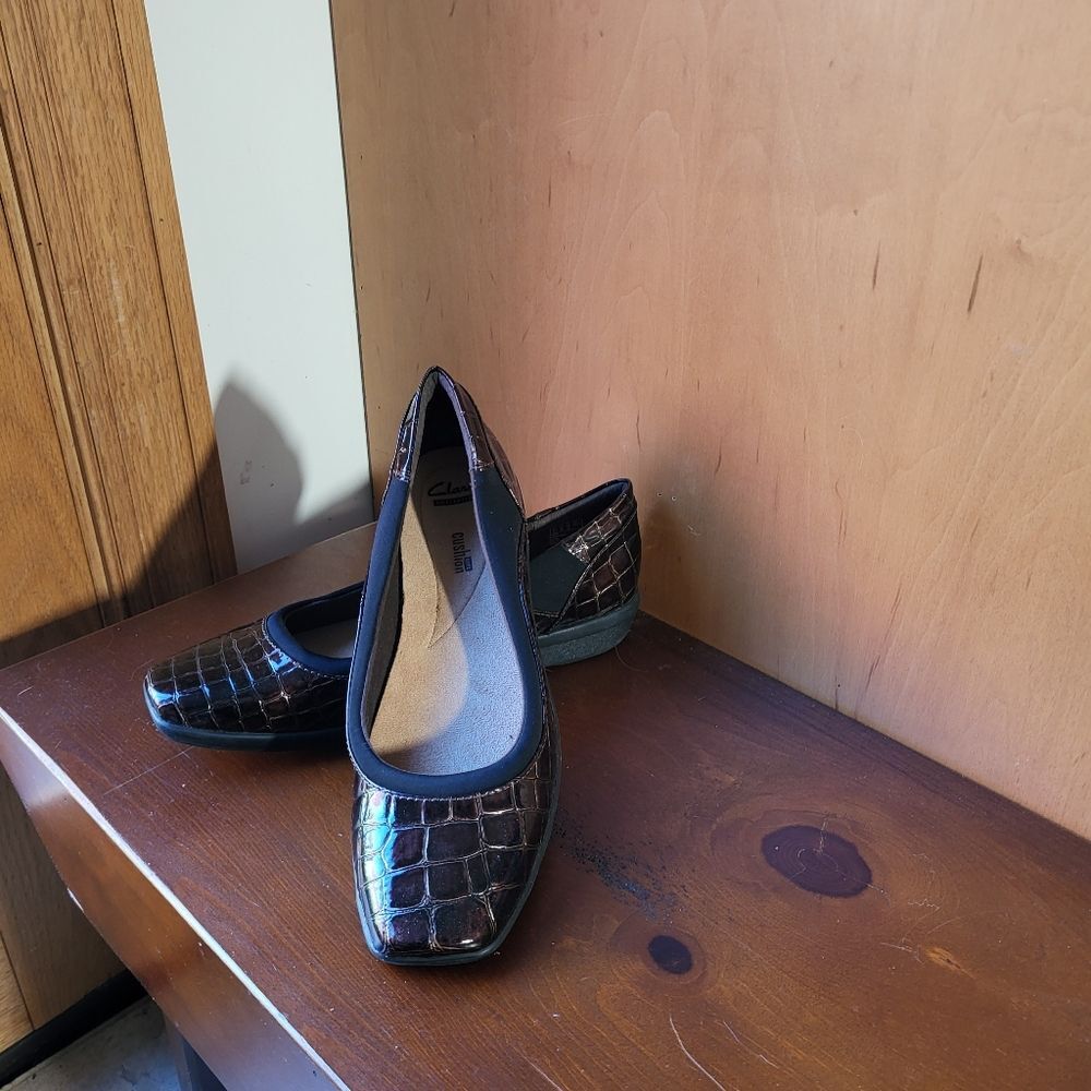NEW Clark's Croco Flat Shoes - Size 9.5